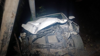 Maşın elektrik dirəyinə çırpıldı - Kənd işıqsız qaldı - FOTOLAR 