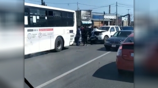 "Baksol yolu"nda "PikUp" sərnişin avtobusuna çırpıldı  - VİDEO