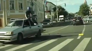Motosikilet taksi ilə toqquşdu:  bayker maşının üstünə düşdü   - VİDEO