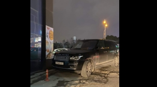 Bahalı maşını yolun ortasında atıb tıxac yaratdı - 002 - FOTO