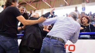 Ruslar Antalya hava limanında dava saldı - VİDEO 