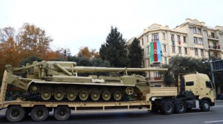 Düşməndən ələ keçirilən hərbi qənimətlərin bir qismi Zəfər paradında nümayiş olunub  - VİDEO