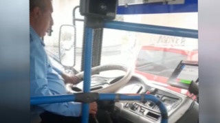 Bakıda avtobus sürücüsü hər kəsi şoka saldı: sükan arxasında kinoya baxır  - VİDEO