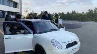 Yol polisi "kruq plyonkalı", nömrəsiz "Naz Lifanı" İdarəyə gətirdi  - VİDEO - FOTO