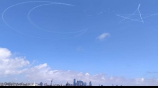 Türkiyəli pilotlar Bakı səmasına ay-ulduz çəkdilər - FOTO 