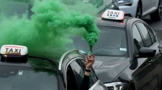 Fransada taksi sürücüləri etiraza qalxdılar - VİDEO 