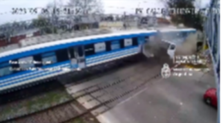 Qatar yoluna girən yük maşını iki hissəyə parçalandı - ANBAAN VİDEO 