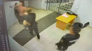 Yarıçılpaq kişi şöbəyə girib polisləri döydü - VİDEO 