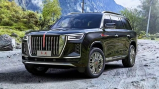 "Hongqi" markasının flaqman ofrouderi nümayiş etdirilib