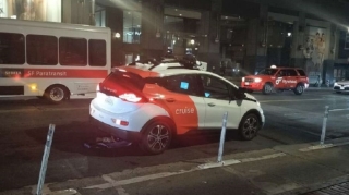 Sürücüsüz avtomobil qadını vurub üstündə dayandı   - FOTO