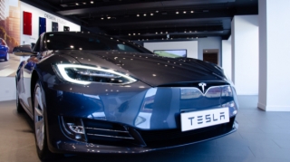 Новый мощный электрокар Tesla Model S Plaid стал доступен официально  - ФОТО