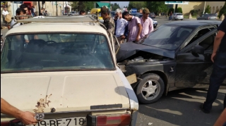 Gəncədə iki minik avtomobili toqquşub - FOTO 