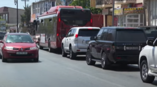 NZS qəsəbəsində yolun darlığı hərəkəti çətinləşdirir  - VİDEO