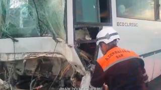 Suraxanıda avtobus “Shacman”la toqquşdu:  sürücü xilas edilib - VİDEO 
