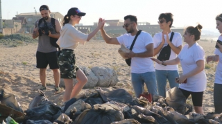 В Баку экоактивисты очистили пляж - ФОТО