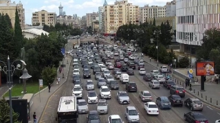 Bakıda yol təmiri aparılan küçədə sıxlıq yaranıb - FOTO 