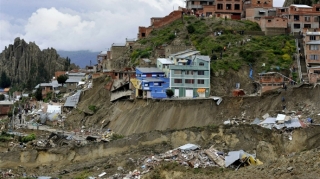 Hindistanda torpaq sürüşməsi zamanı 13 nəfər ölüb