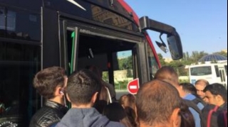 “20 Yanvar”  metrosu qarşısında sərnişinlərin avtobusa minmə sınağı - VİDEO