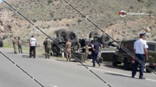 Ermənistanda hərbi maşın qəzaya uğradı - 11 əsgər yaralandı   - FOTO
