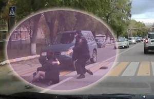 Sürücü 2 polis əməkdaşını vurub yerə sərdi - VİDEO