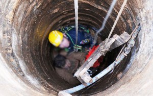 Bakıda fəhlələr kanalizasiya quyusuna düşərək öldü - RƏSMİ