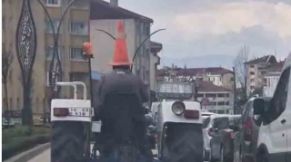 Başına yol konusu keçirən sürücü belə traktor sürdü – FOTO  