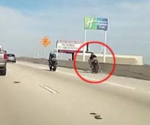 Motosiklet sürücüsü 30 metr hündürlükdən aşağı düşdü - VİDEO