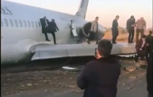 İranda sərnişin təyyarəsi uçuş-eniş zolağından kənara çıxıb - VİDEO