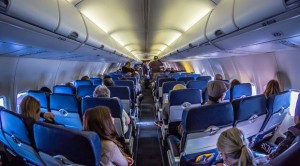 Tanınmış müğənni təyyarədə sərnişinin həyatını xilas etdi - FOTO