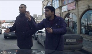 Jurnalist Bakıda özünü maşına qəsdən çırpan şəxsləri ifşa etdi — VİDEO/FOTOLAR