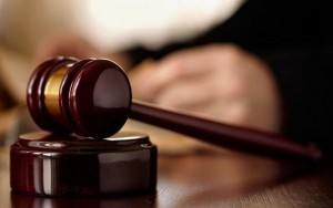 Maşınla piyadanı vurub qaçan 16 yaşlı gəncin məhkəməsi oldu