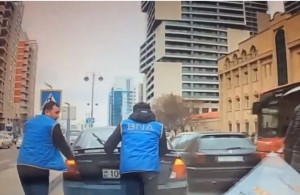  BNA əməkdaşları yolda qalan sürücüyə kömək edib - VİDEO