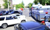 Yerevanda qiyamçılar polis maşınını yandırdı