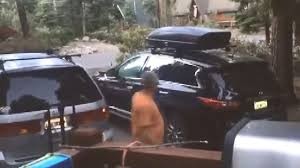 Avtomobilində oğru olduğunu zənn etdi: Ayı çıxdı – VİDEO