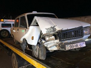 Avtomobil işıq dirəyinə çırpıldı, yaralı var - FOTO