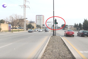 Bu ərazidə quraşdırılan işıqfor sürücüləri narazı salıb  - VİDEO