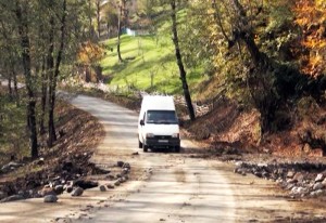 Dağ uçdu, qaya parçaları yeni çəkilən yolu bağladı - ASTARADA