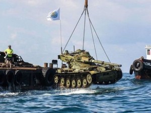 Balıqları qorumaq üçün tankları suya atdılar - Aralıq dənizində