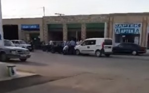 Polis “07” sürücüsünü qandallayıb apardı – Ağcabədidə - VİDEO