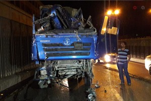 Nəsimi rayonunda yük maşınları toqquşub, xəsarət alan var - FOTO