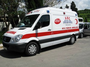 Yük maşını mikroavtobus və minik maşını ilə toqquşdu: 2 ölü, 12 yaralı