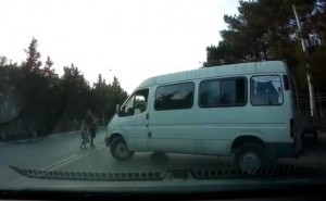 Bu sürücü avtomobildə güzgü olduğunu "bilmir" - VİDEO