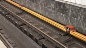 Metroda gənc qız özünü qatar relslərinin üstünə atıb