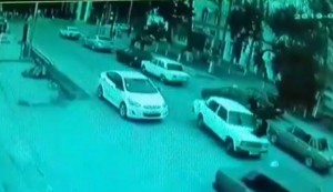 Göyçayda bankirin oğlu məktəbli qızı maşınla vurub şikəst etdi – VİDEO