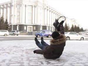 Yolların buz bağlaması nəticəsində 23 nəfər yıxılaraq xəsarət alıb - Bakıda