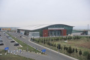 Bakıdan Tbilisiyə uçan təyyarə bir saata yaxın eniş edə bilməyib