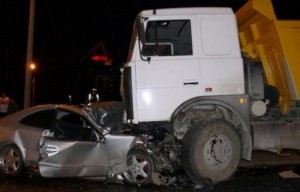 Səngəçalda yük maşını ilə avtomobil toqquşub, xəsarət alanlar var