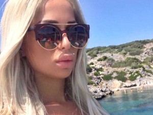 Kuryer qapını çılpaq açan modeli görüb özünü itirdi – VİDEO