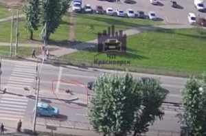 Maşın yolun ortasında dilənən şəxsi belə vurdu - VİDEO