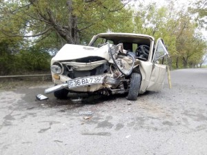 Oğuzda avtomobil ağaca çırpılıb bu hala düşdü, xəsarət alanlar var - FOTO - VİDEO